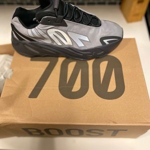 Yeezy 700 mnvn